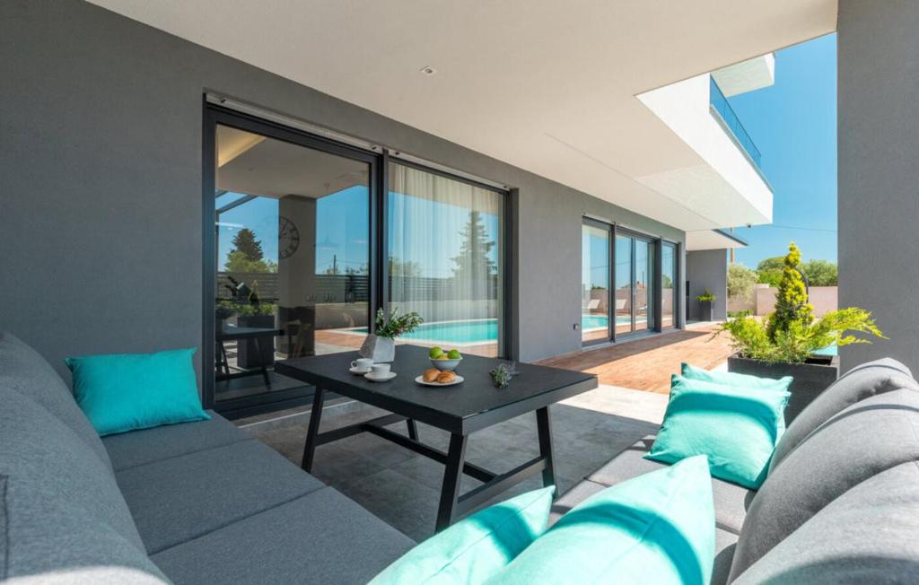 Posezení v ubytování Villa Bellatrix in Fažana with beach front and sea view