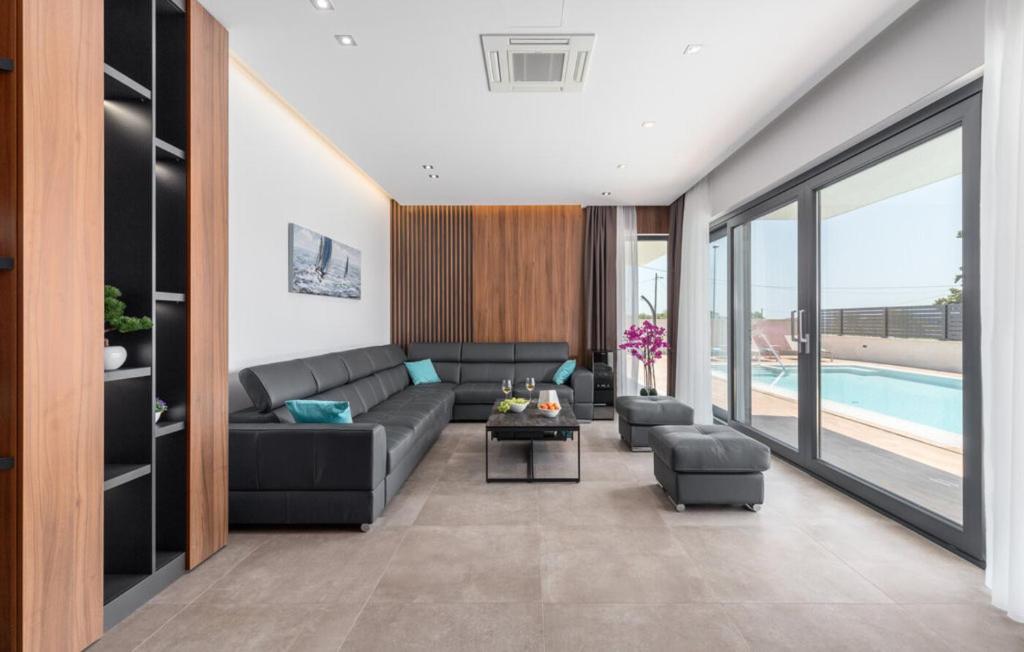 Bazén v ubytování Villa Bellatrix in Fažana with beach front and sea view nebo v jeho okolí