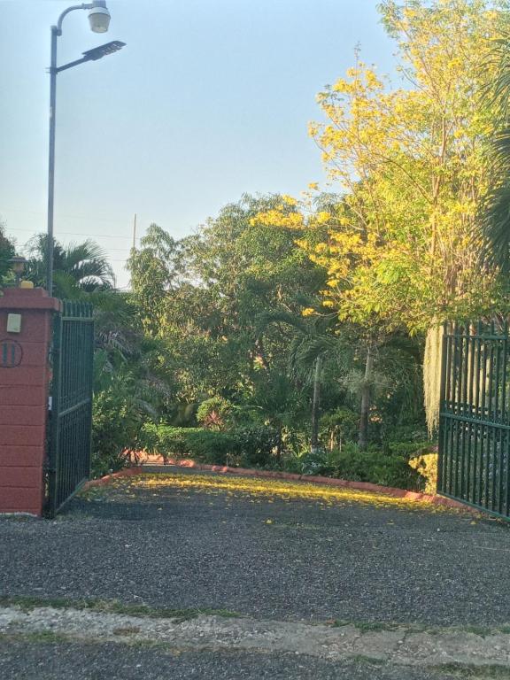 una entrada con una puerta y árboles en el fondo en BONI CHATEAU VACATION SPOT is a One Bedroom Self-contained Apartment For Travelers Needing To Be In Tune With Nature, en Discovery Bay