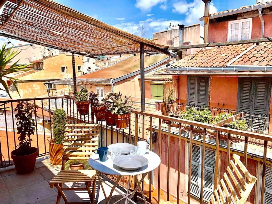 un balcon avec une table et des chaises sur un immeuble dans l'établissement #30 Old Town, Castle panoramic View / Terrace & AC, à Nice