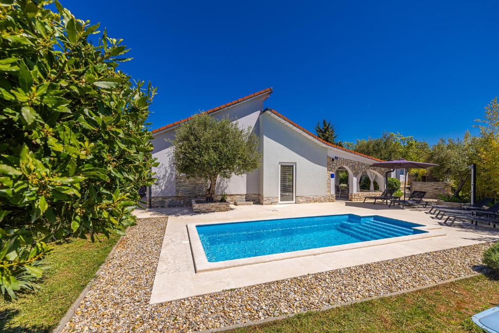 basen na podwórku domu w obiekcie Holiday house KAI with private pool w mieście Pinezići
