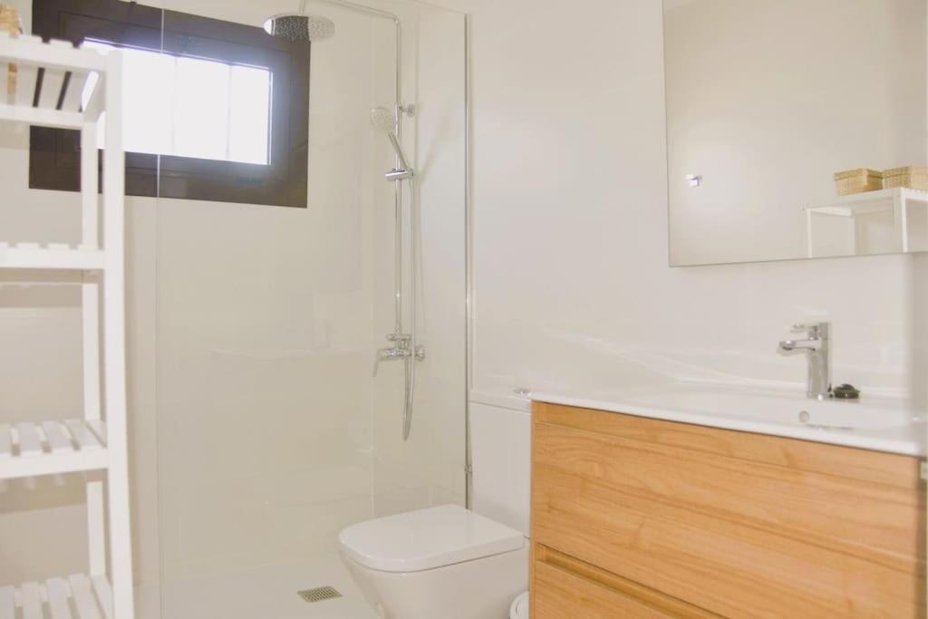 Baño blanco con aseo y lavamanos en Apartamento Lapa, en Tías
