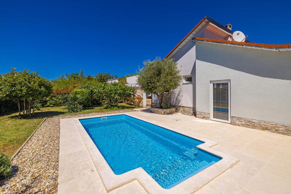 basen przed domem w obiekcie Holiday house KAI with private pool w mieście Pinezići