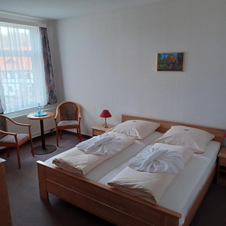 Postel nebo postele na pokoji v ubytování Hotel Zittauer Hütte