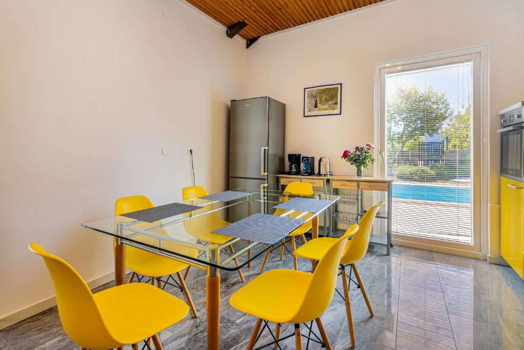 Zdjęcie z galerii obiektu Holiday house KAI with private pool w mieście Pinezići