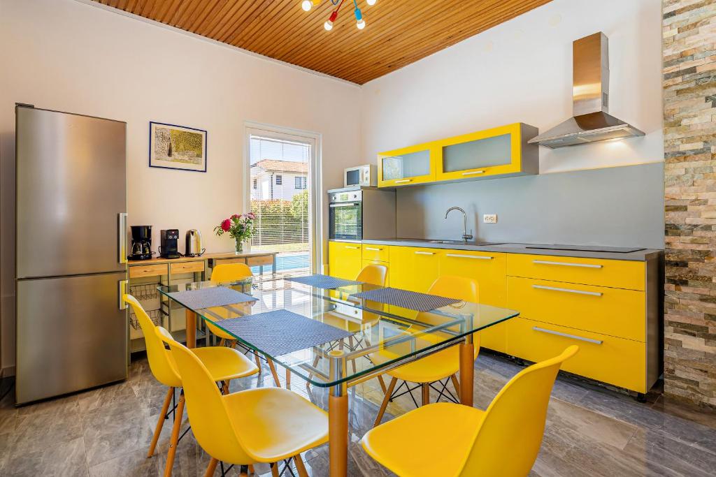 Kuchnia lub aneks kuchenny w obiekcie Holiday house KAI with private pool