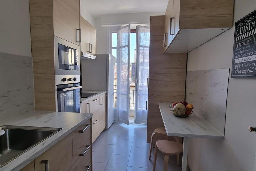 une cuisine avec un évier et un plan de travail dans l'établissement Appartement rénové, nice centre, proche commodités, à Nice