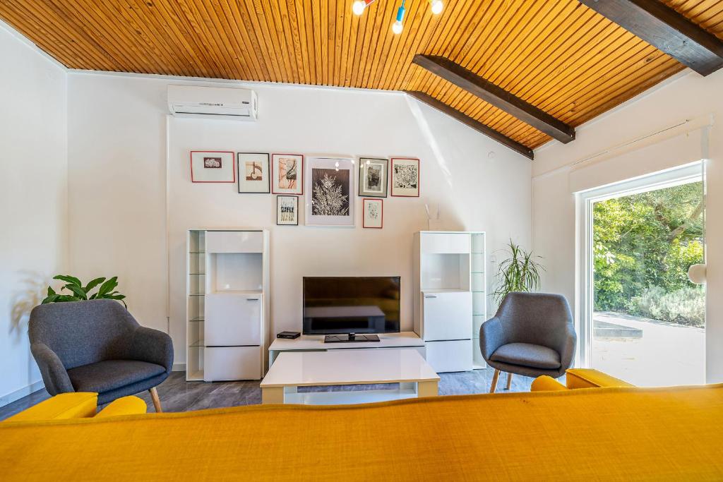 Telewizja i/lub zestaw kina domowego w obiekcie Holiday house KAI with private pool