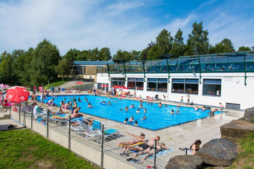 Piscina di Ardennen Camping Bertrix o nelle vicinanze