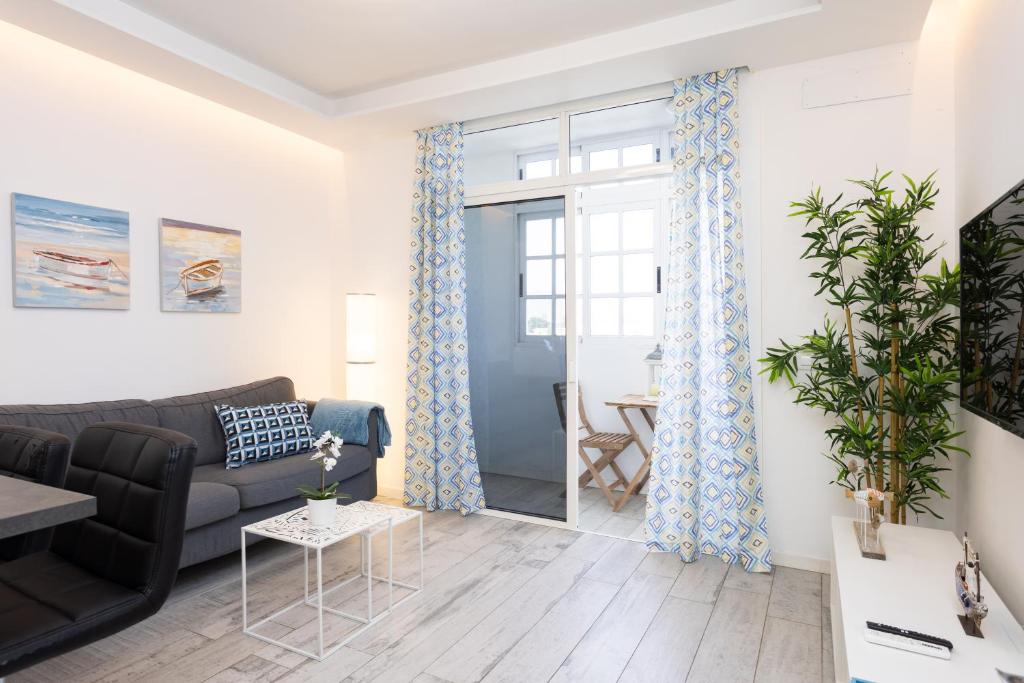 una sala de estar con un sofá y una mesa en Home2Book Comfy Apartment Las Galletas Beach, en Las Galletas