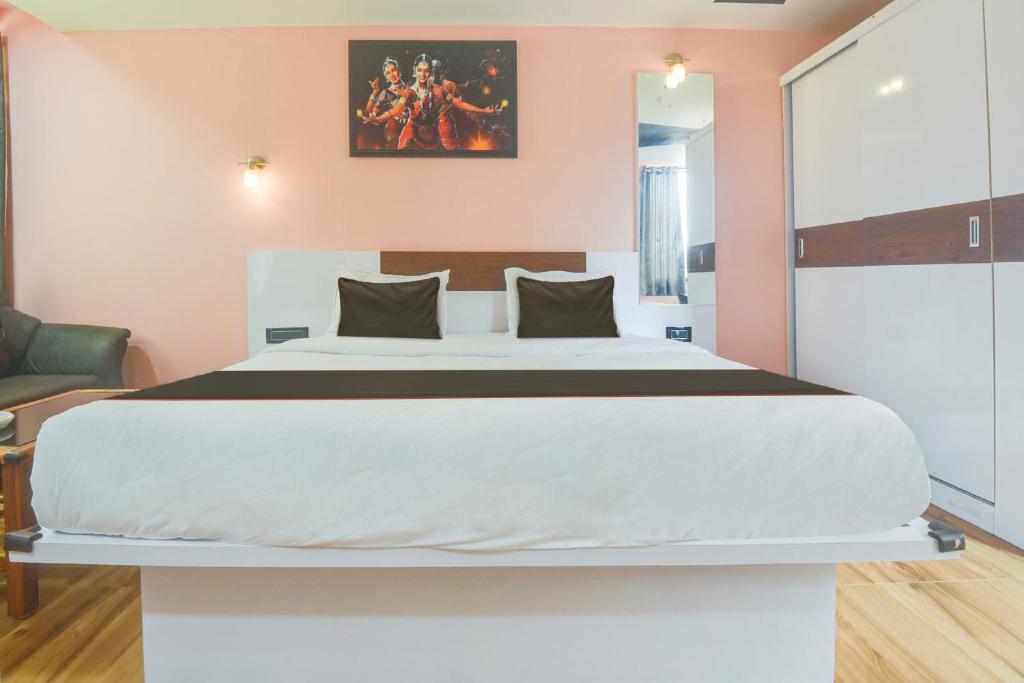 Een bed of bedden in een kamer bij Collection O VS Palolem Heights