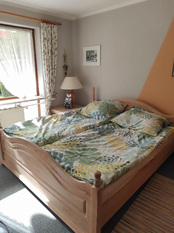 un lit avec une couette dessus dans une chambre dans l'établissement FeWo Garmisch, à Garmisch-Partenkirchen