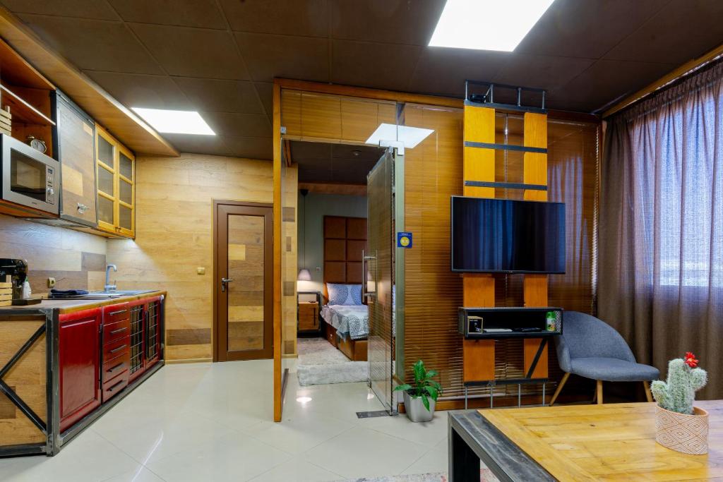 une chambre avec une cuisine et un salon dans l'établissement Studio77, à Veliko Tarnovo