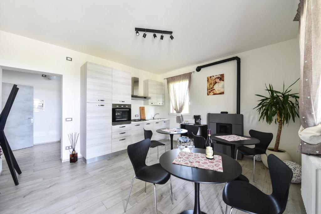 cocina y sala de estar con 2 mesas y sillas en I giardini di Lo', en Montagnana