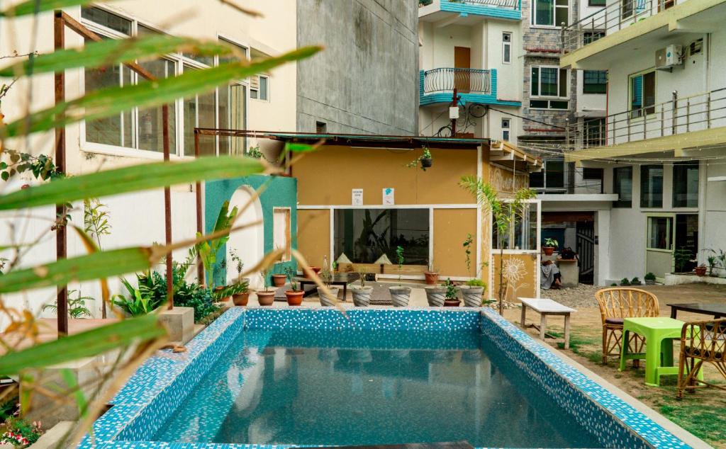 ein Schwimmbad in der Mitte eines Gebäudes in der Unterkunft Shanti Hostel Rishikesh in Rishikesh