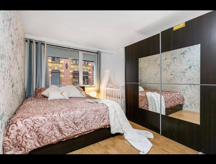 Un dormitorio con una cama grande y una ventana en ***UPSCALE***CITY CENTER* en Oslo