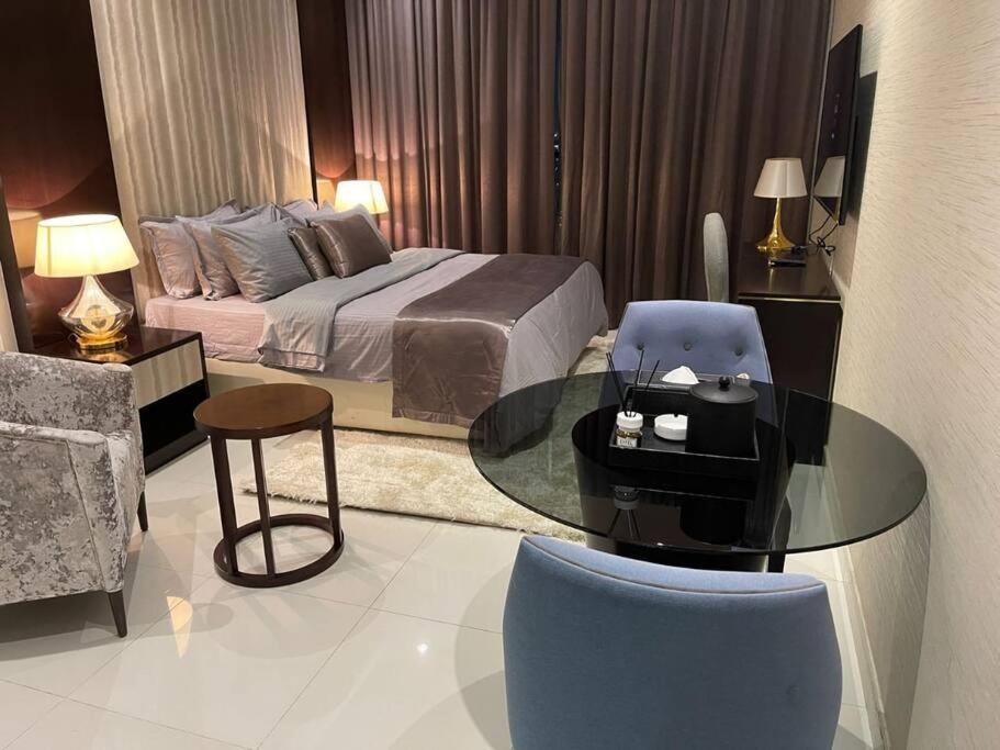 En eller flere senge i et værelse på Homes2Retreat - Chic Studio in Damac Uppercrest