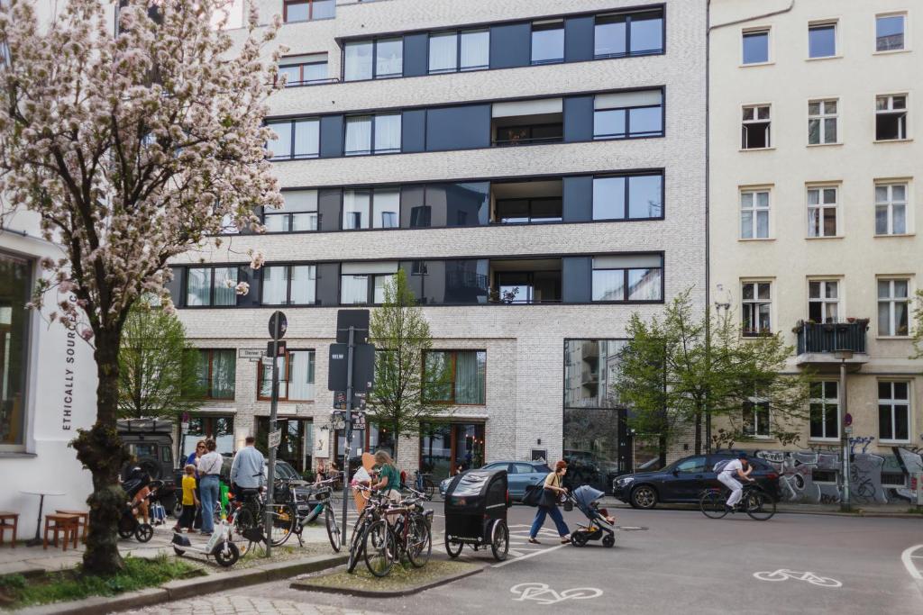 un gruppo di persone che si trovano di fronte a un edificio di The Circus Apartments a Berlino