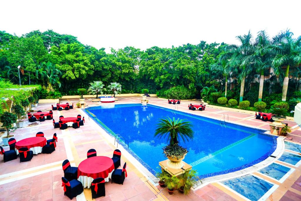 Bazén v ubytování Hotel Swosti Premium Bhubaneswar nebo v jeho okolí