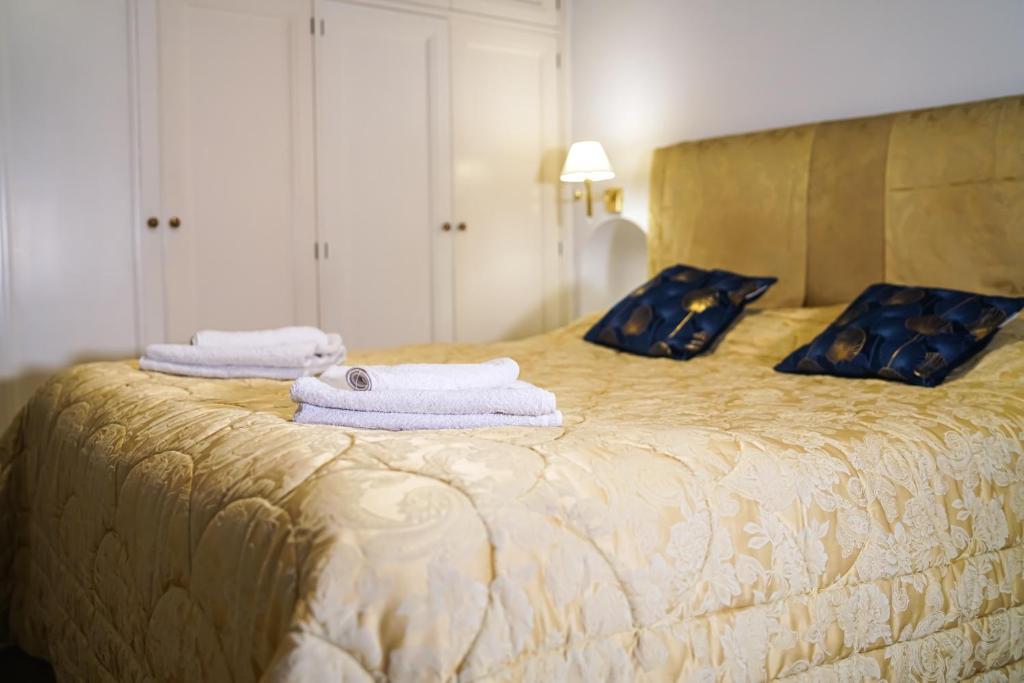 ローマにあるAppartamento Roma centroのタオルが敷かれたベッドのある寝室