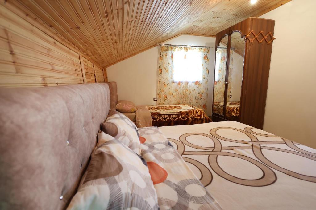 Postel nebo postele na pokoji v ubytování Samuela Cozy Retreat