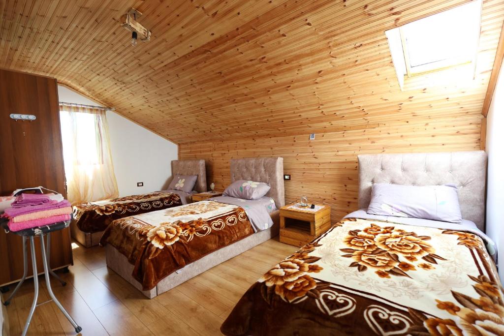 Postel nebo postele na pokoji v ubytování Samuela Cozy Retreat