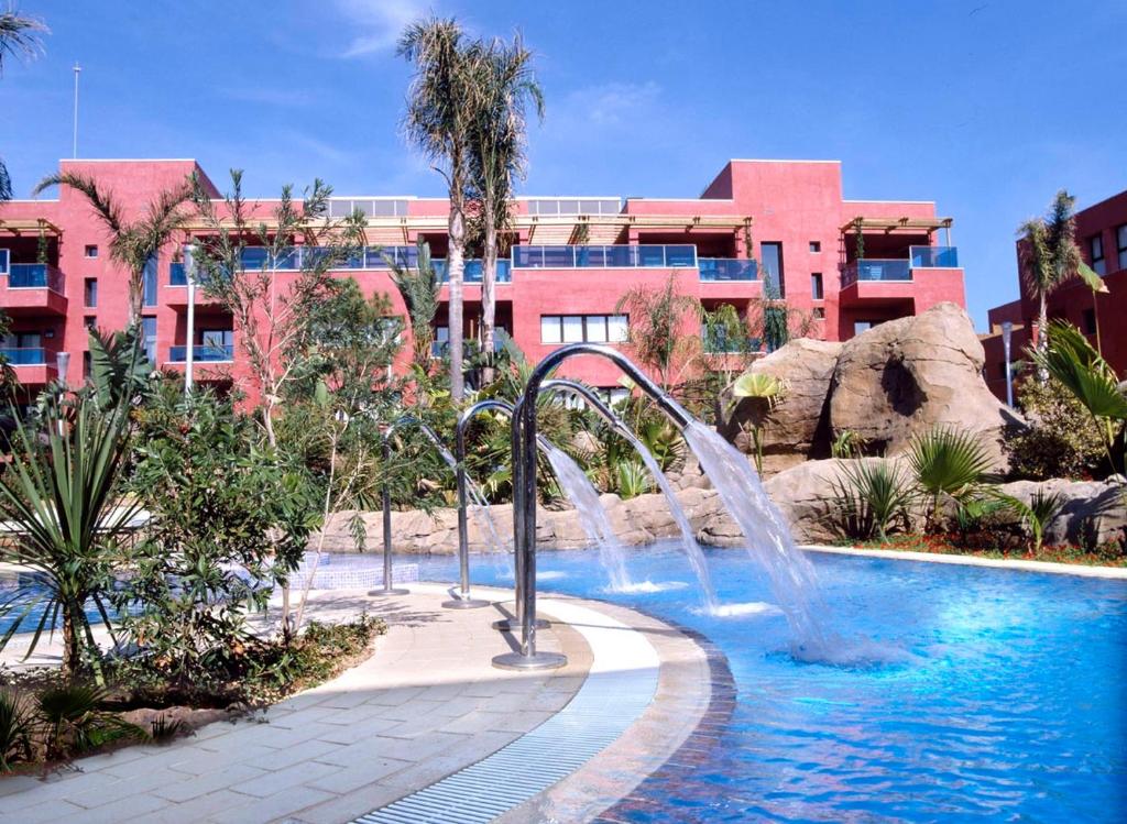 ラ・ガリガにあるホテル ブランカフォート スパ テルマルの建物の前に噴水のあるプール