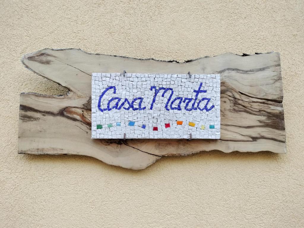 una señal en el costado de una pared en Camere Marta, en Minervino di Lecce