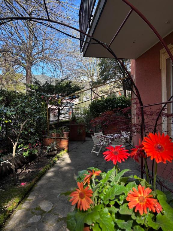 d'une terrasse avec des fleurs rouges dans un jardin. dans l'établissement La Casetta, à Moneglia