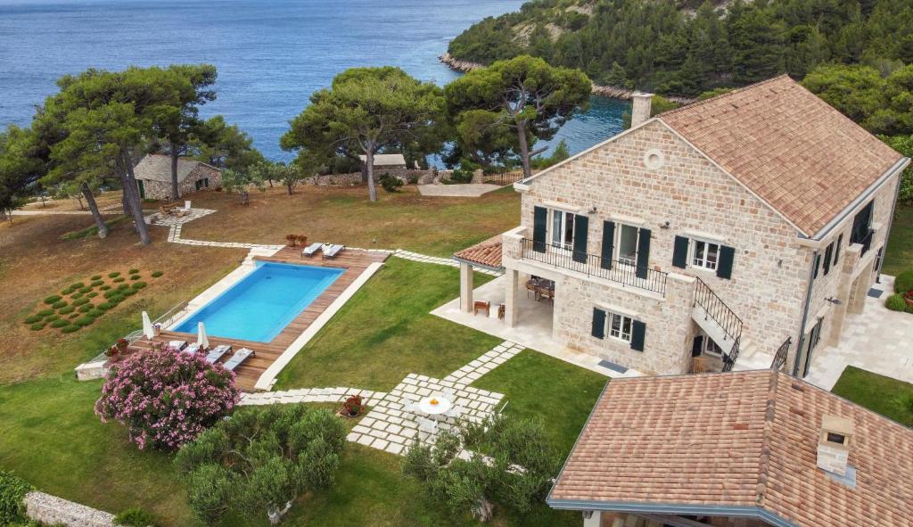 een luchtzicht op een huis met een zwembad bij Luxury Villa Brač Pearl by Irundo in Bol