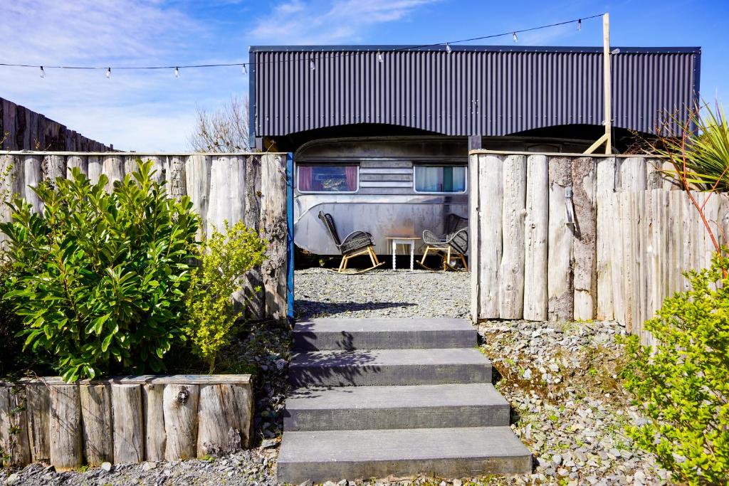 una recinzione con scale che conducono a una casa di Custom Airstream at Valentia Island Escape a Valentia Island