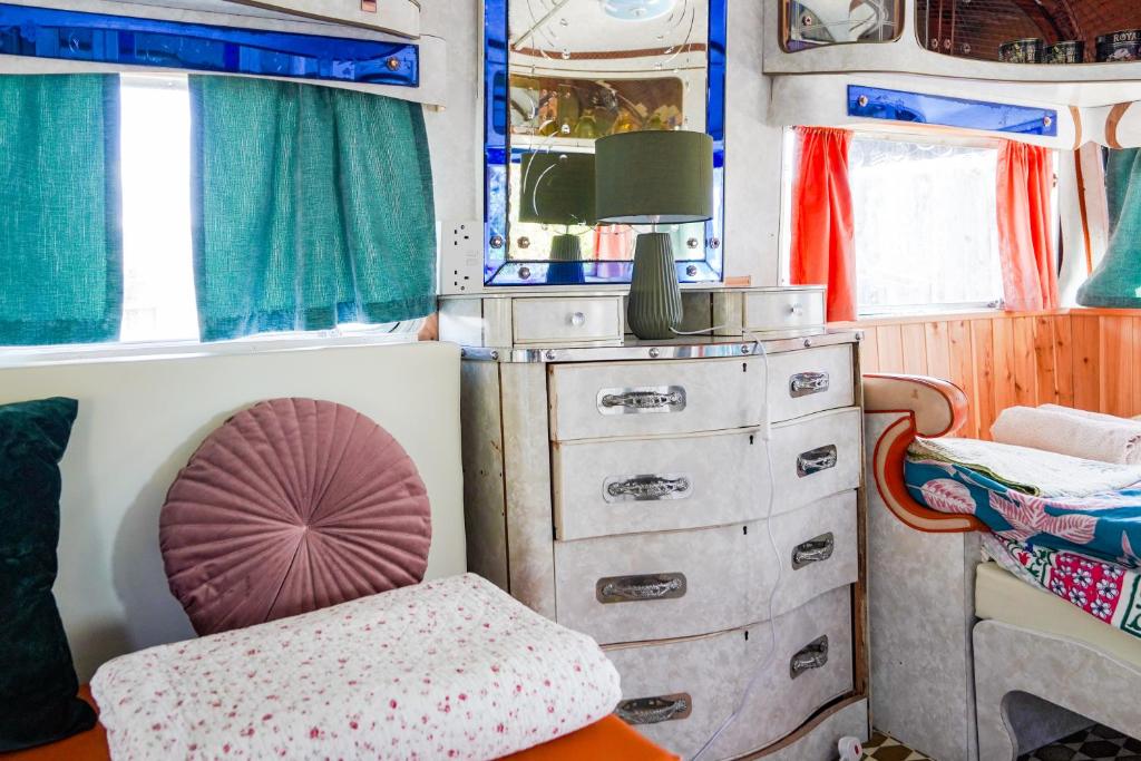Area soggiorno di Custom Airstream at Valentia Island Escape