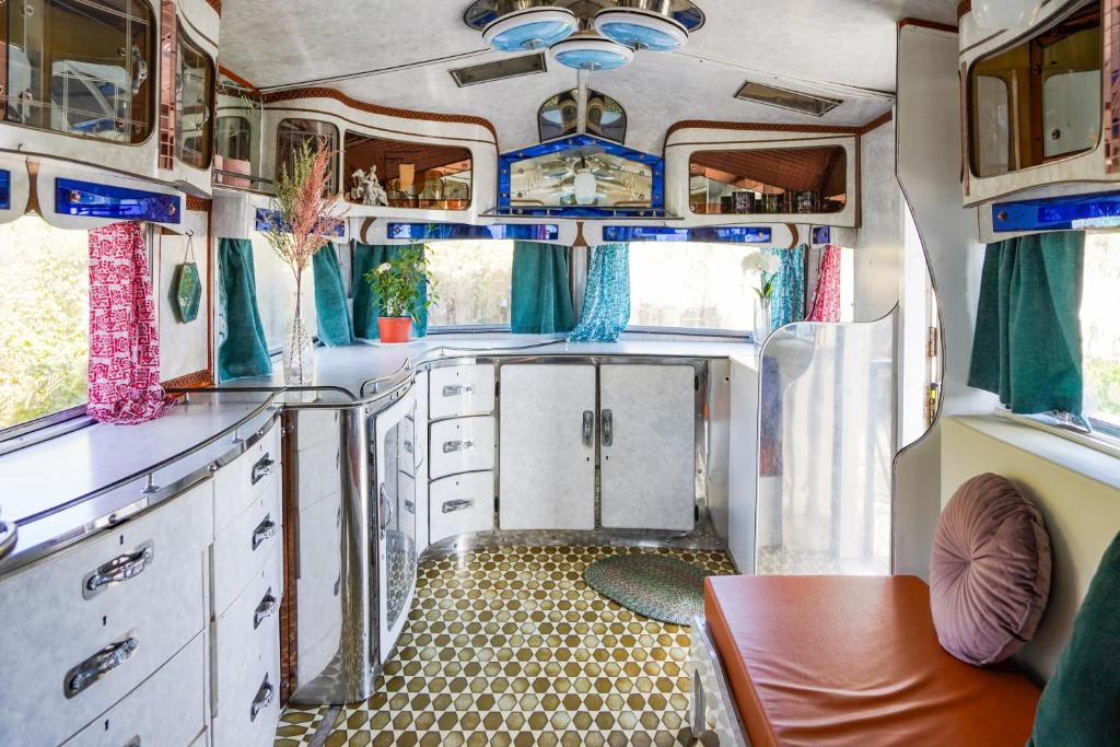Area soggiorno di Custom Airstream at Valentia Island Escape