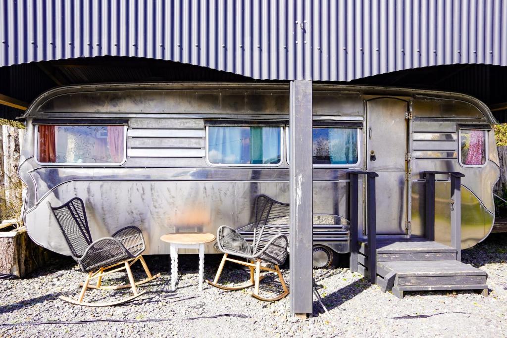 Area soggiorno di Custom Airstream at Valentia Island Escape