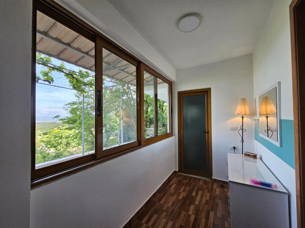 Fotografie z fotogalerie ubytování Lemon Garden Apartment-Hot Tub Jacuzzi v destinaci Gjirokastër
