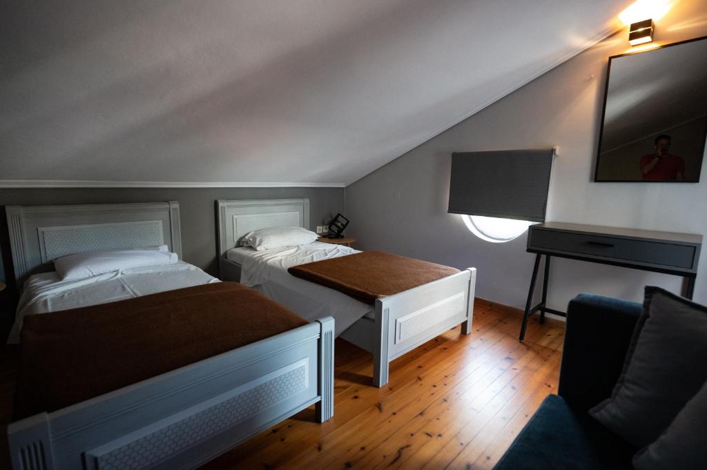 Łóżko lub łóżka w pokoju w obiekcie Kaiafas Lake Hotel