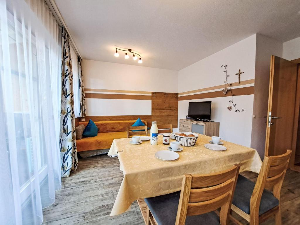 Televízia a/alebo spoločenská miestnosť v ubytovaní Apartment Regina by Interhome