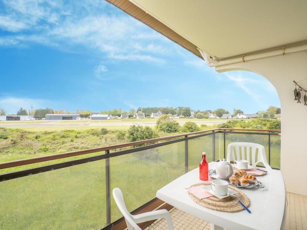 une table et des chaises sur un balcon avec vue dans l'établissement Apartment Plein Sud-1 by Interhome, à Quiberon