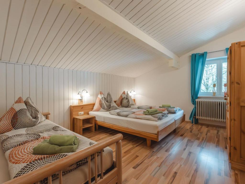 Postel nebo postele na pokoji v ubytování Holiday Home Bergfried by Interhome