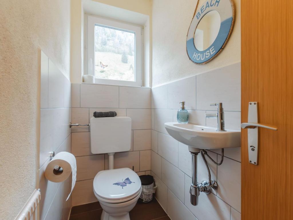 Koupelna v ubytování Holiday Home Bergfried by Interhome