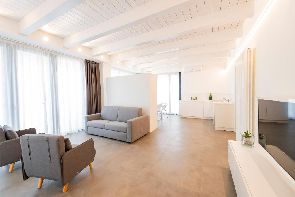 Χώρος καθιστικού στο Central and Modern Studio with Terrace!