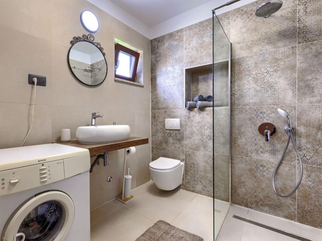 Koupelna v ubytování Holiday Home Lancin by Interhome