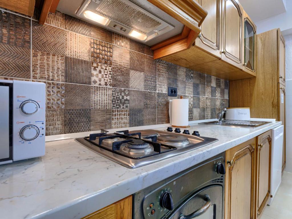 Kuchyň nebo kuchyňský kout v ubytování Holiday Home Lancin by Interhome
