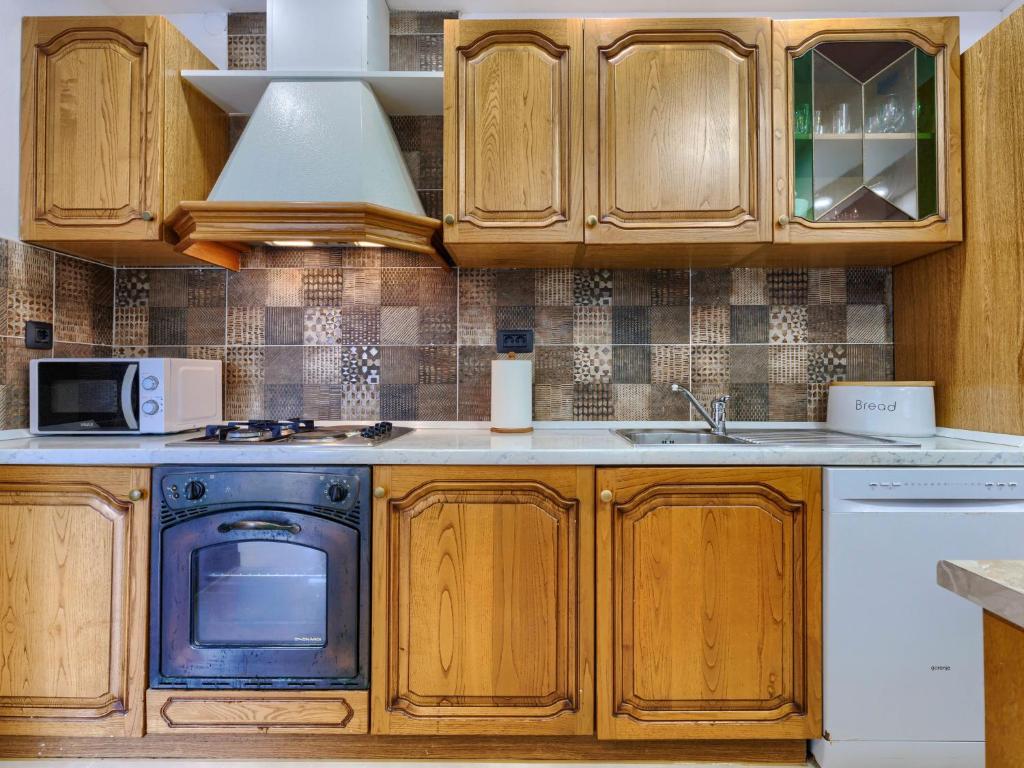 Kuchyň nebo kuchyňský kout v ubytování Holiday Home Lancin by Interhome