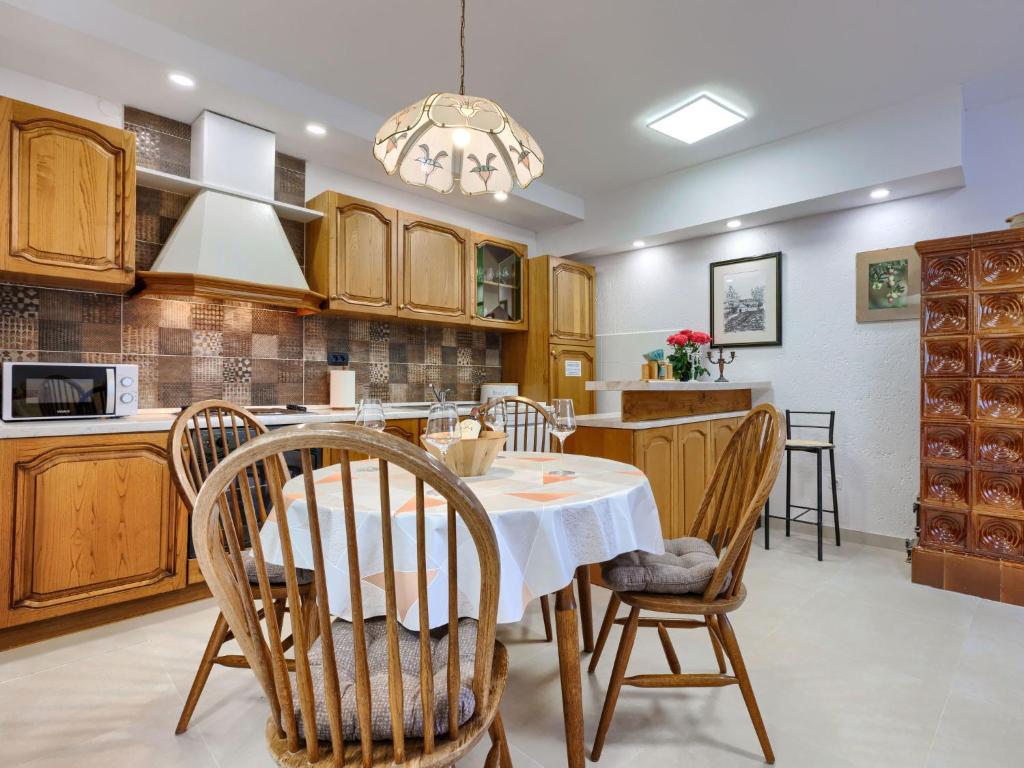 Kuchyň nebo kuchyňský kout v ubytování Holiday Home Lancin by Interhome