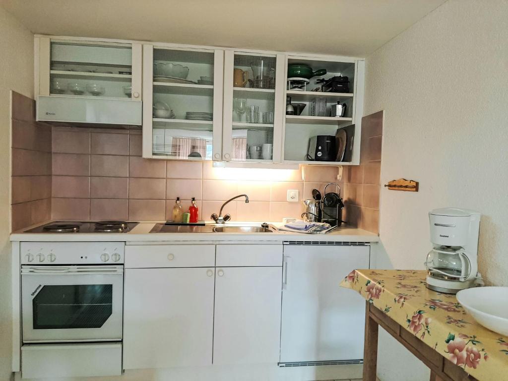 Kuchyň nebo kuchyňský kout v ubytování Apartment Helene Apt- Hella by Interhome