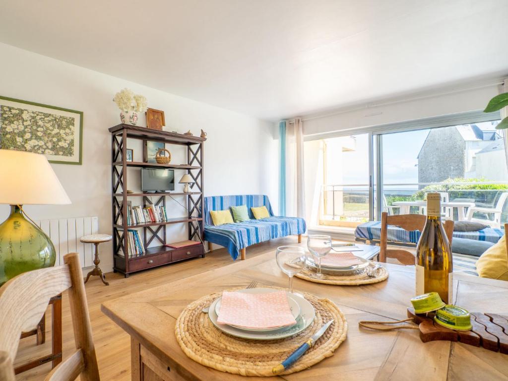 un salon avec une table et un canapé dans l'établissement Studio Les Terrasses Port Maria-1 by Interhome, à Kervoz