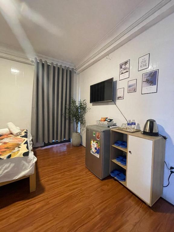 Televízia a/alebo spoločenská miestnosť v ubytovaní Jasmine Hotel