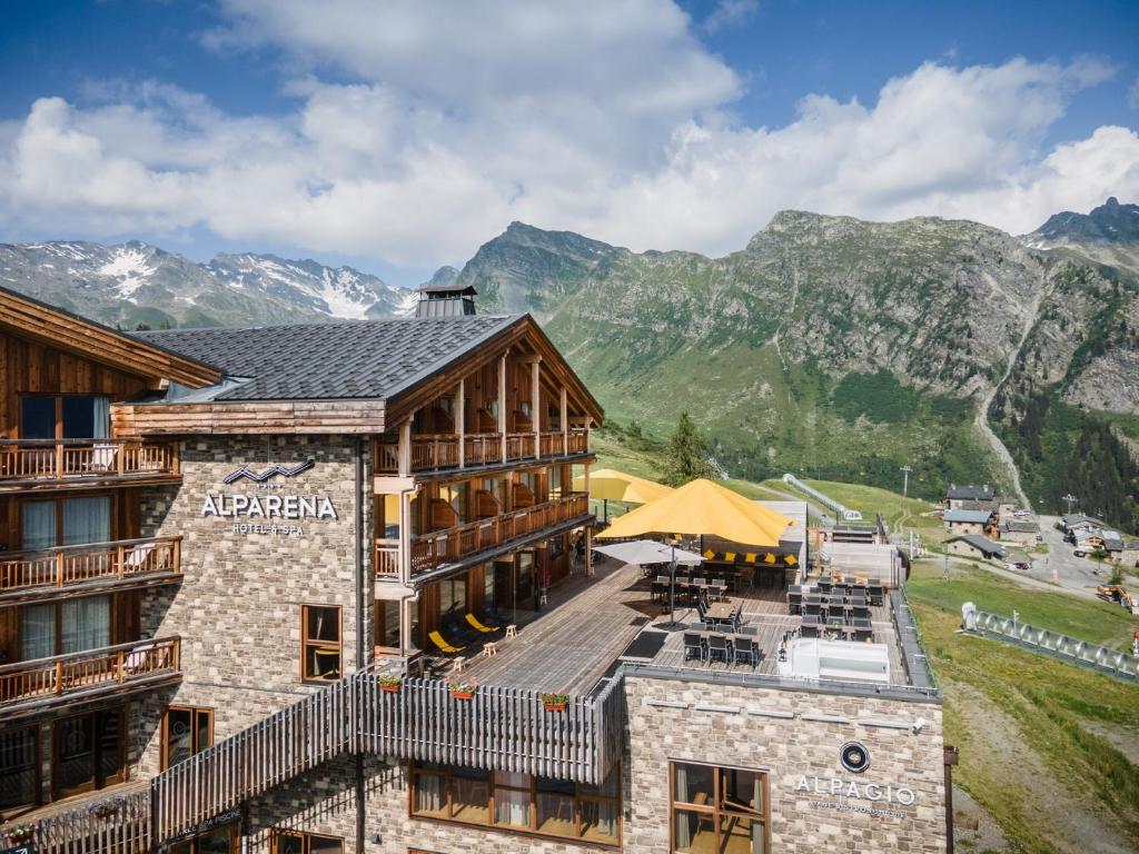 un hotel con vistas a las montañas en Hôtel Alparena & Spa - 4 étoiles en La Rosière