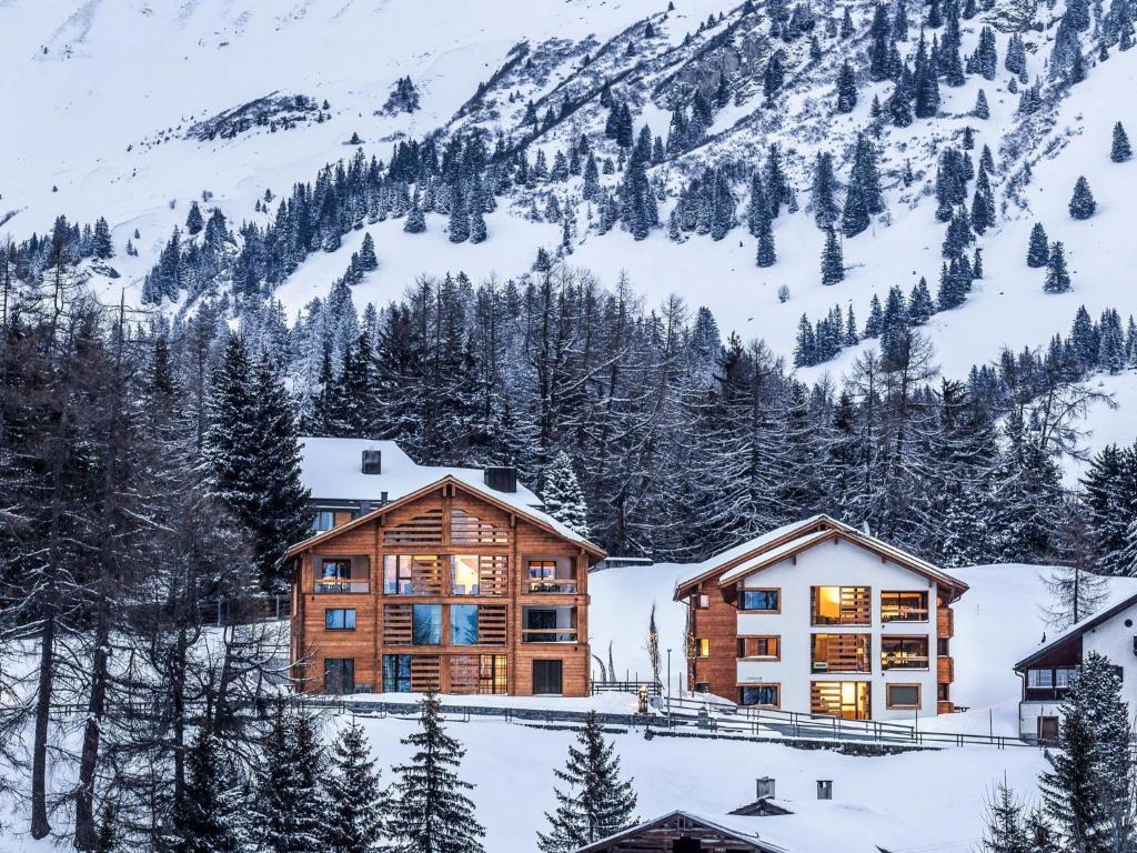 un lodge en la nieve con una montaña en Apartment Turrabuel 7-Bett Deluxe by Interhome, en Parpan